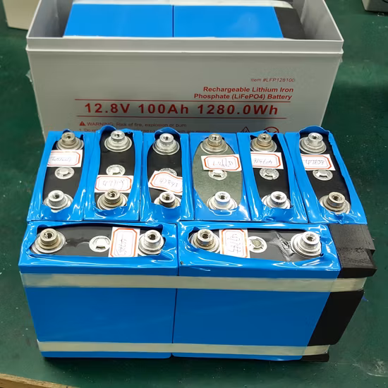 5 anni di garanzia, 8000 tempi di ciclo, a vita, batteria ricaricabile agli ioni di litio fosfato 12V 200Ah LiFePO4 per auto UPS con sistema solare